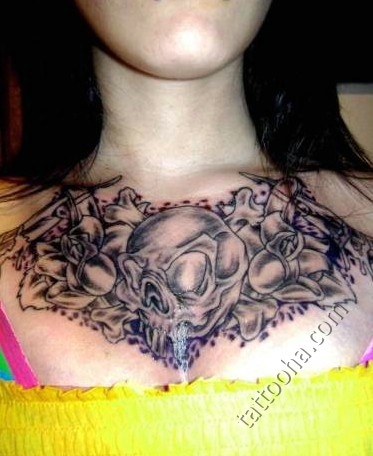 Череп с цветами на женской груди