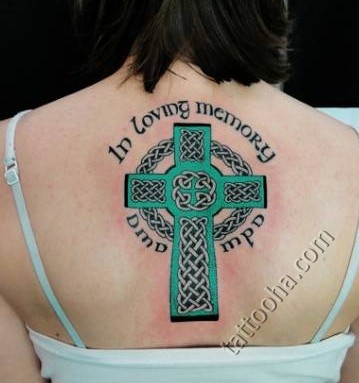Крест кельтский на спине и надпись In loving memory