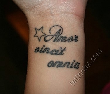 Надпись Omnia vincit Amor