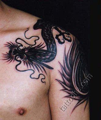 Черный китайский дракон на плече