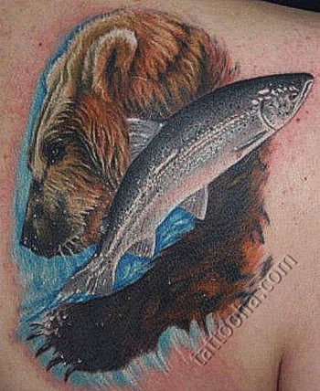 Медведь с лососем