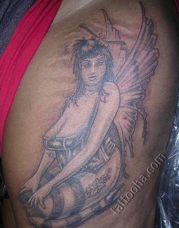 Толстая фея с татуировкой